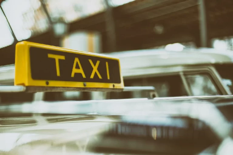 ¿Cómo se puede mejorar la seguridad de los taxis móviles mediante el uso de aplicaciones?